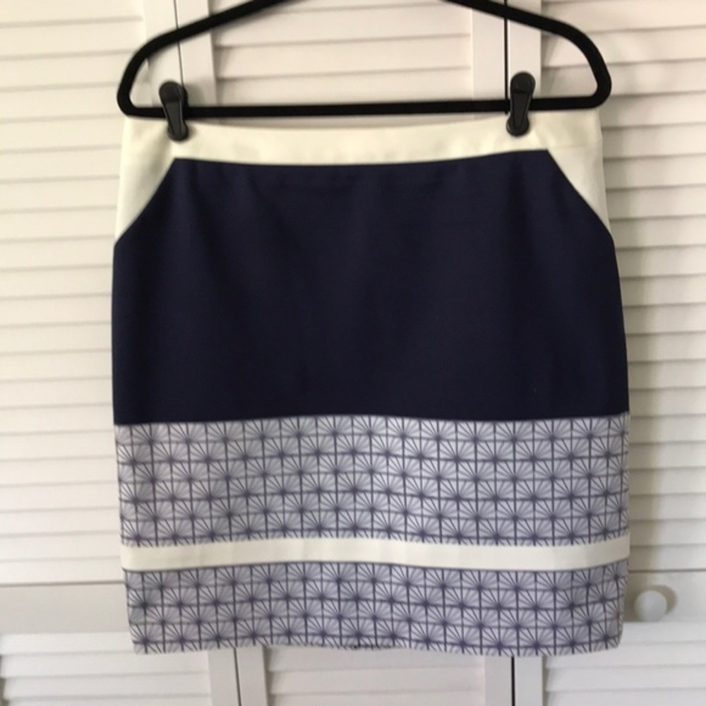HALOGEN navy & cream skirt,size‎ 14, fully lined, back kick pleat, graphic print